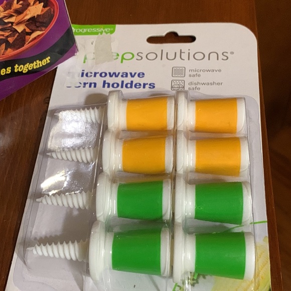 Prep Solutions & Chip Clip- 8 Microwave Safe Corn 🌽 Holders & 1 Clip & Serve. - Picture 2 of 12